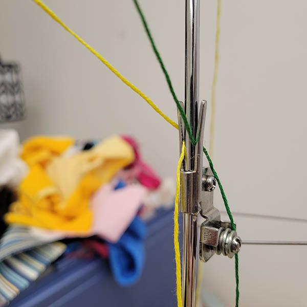 Yarn in the yarn clip while setting up KH-940